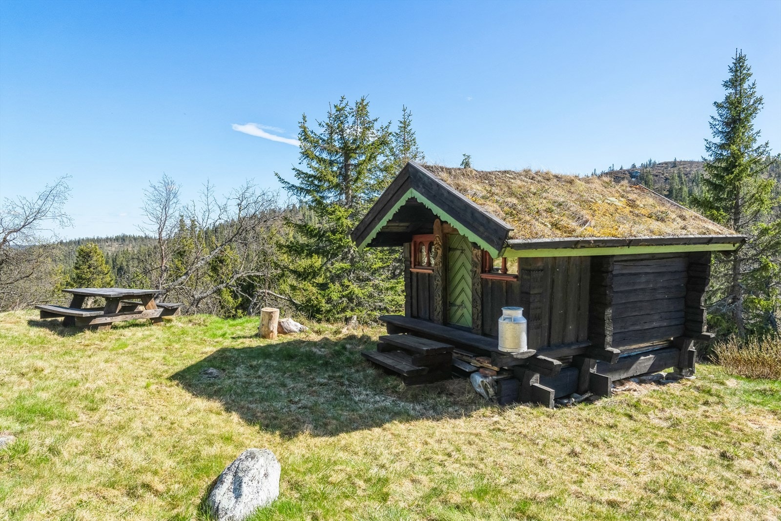 Stabburet er koselig innredet med flere sengeplasser. Stabburet er ikke godkjent for varig opphold/soverom, men kan være et hyggelig samliingspunkt for de unge i familien. Galleribilde