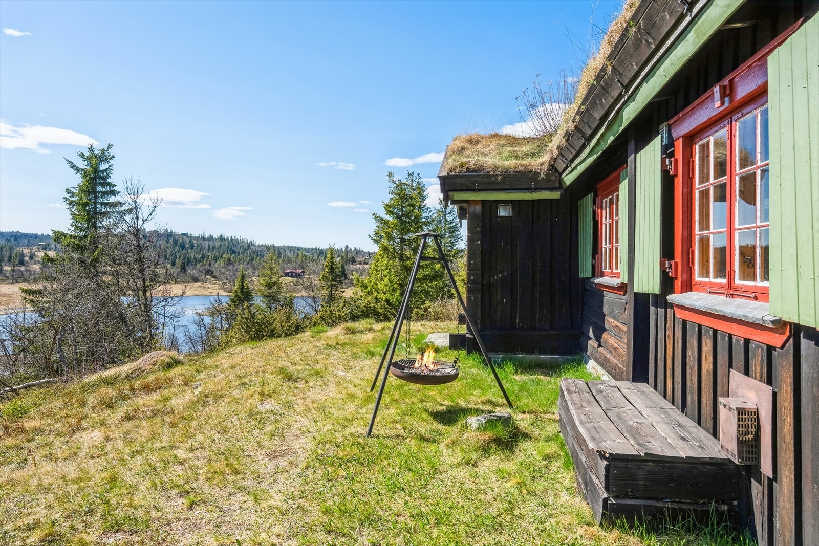 Hyttetunet har en pent opparbeidet naturtomt med mulighet for mange fine uteplasser. Her er det bare å sette seg ned og nyte gode dager i vakre omgivelser. Galleribilde
