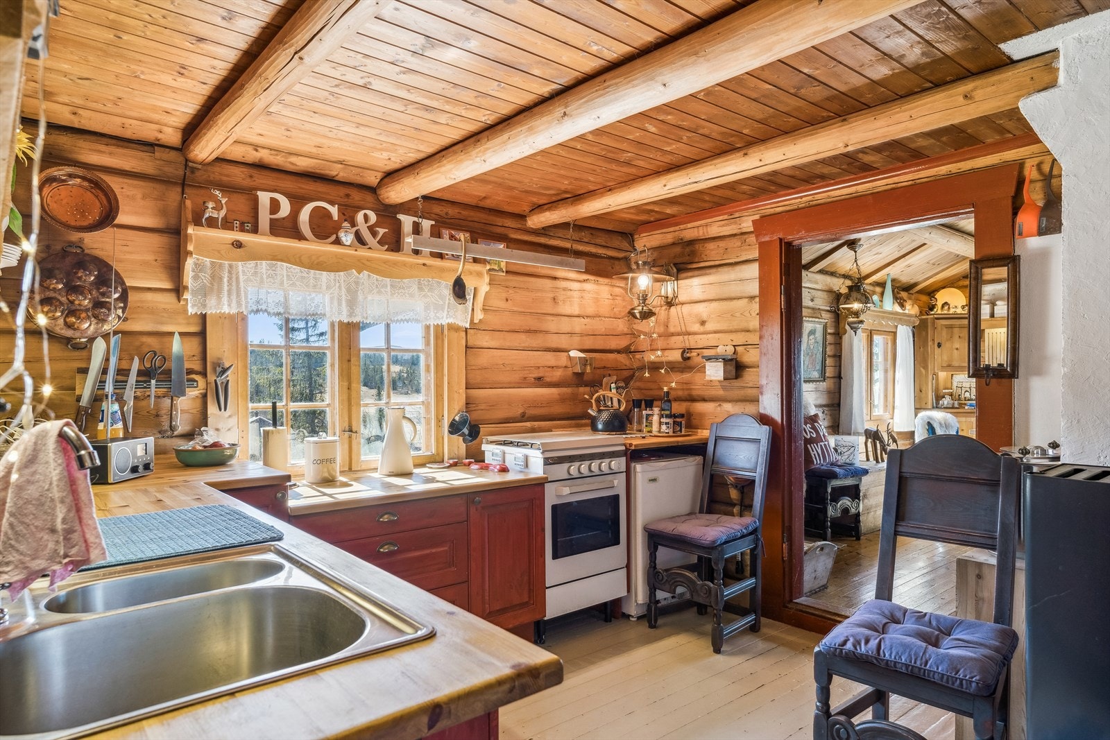 Her er det godt med benkeplass og nedfelt oppvaskkum med avløp til terreng. Galleribilde