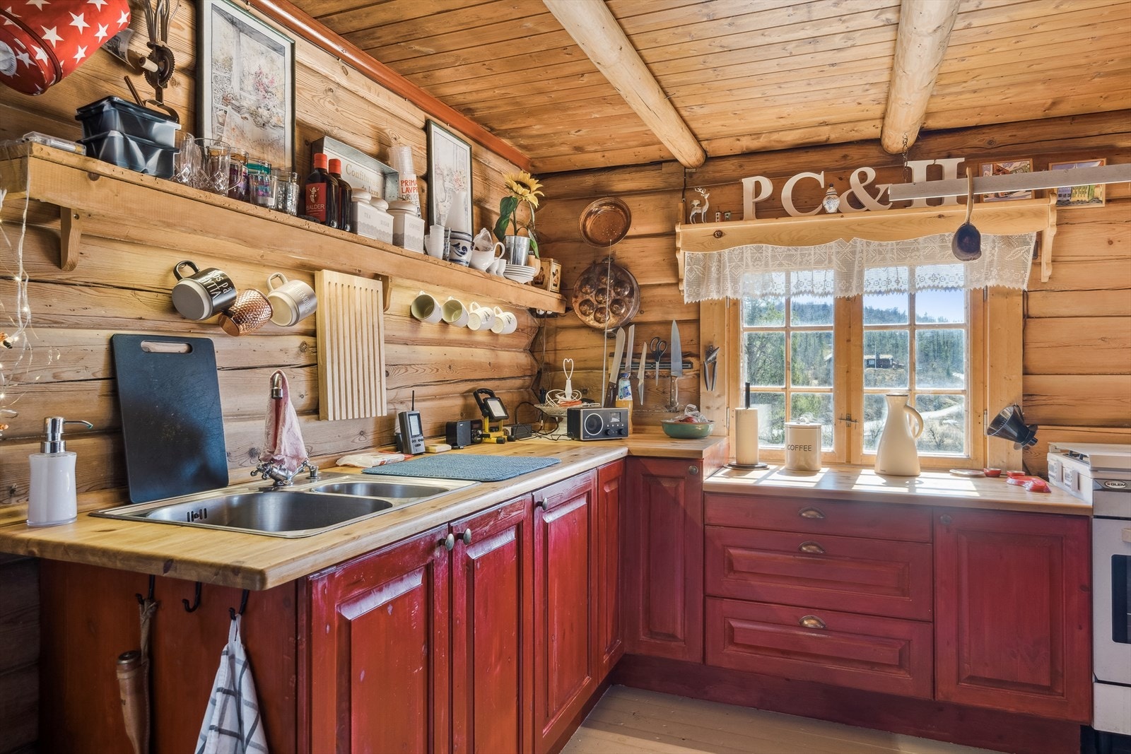 Det er varmtvann i springen fra vannvarmer på bad. På kjøkkenet er det gasskomfyr og gasskjøleskap, samt luke i gulv ned til frostfri kjeller. Galleribilde