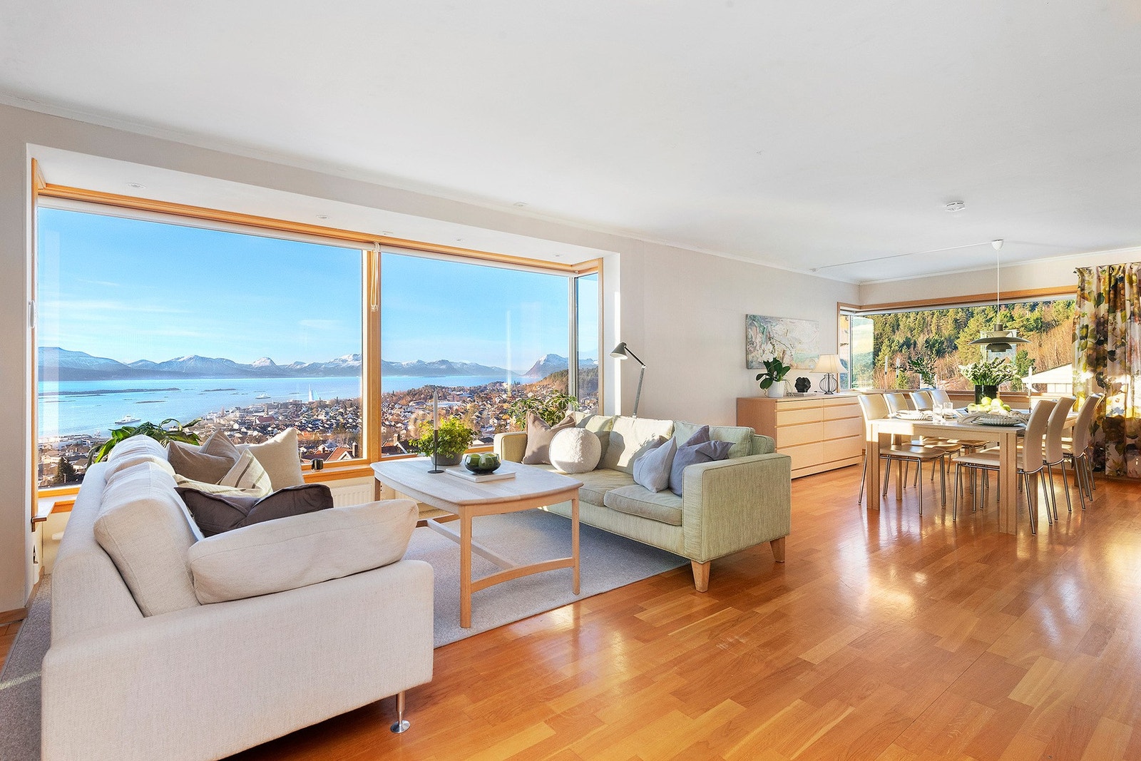 Stuen har god størrelse. Mot sør er det karnapp med vinduer med heltre eikeomramming. Galleribilde