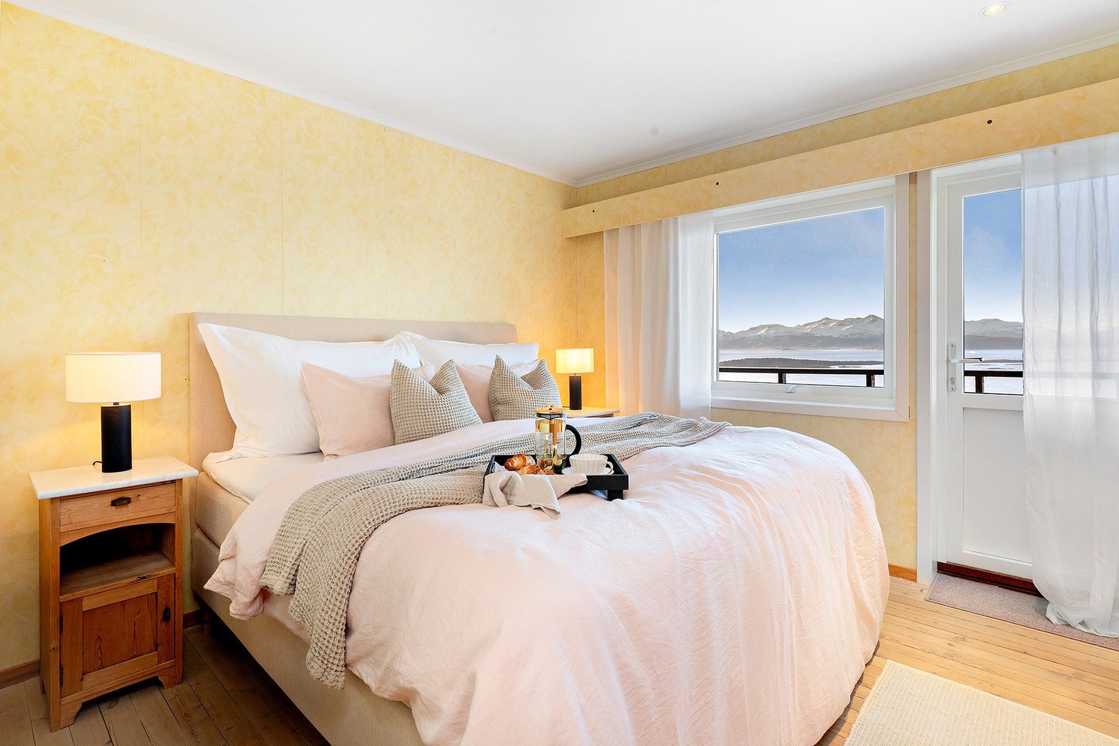 Hovedsoverom med utgang til sørvendt balkong. Galleribilde