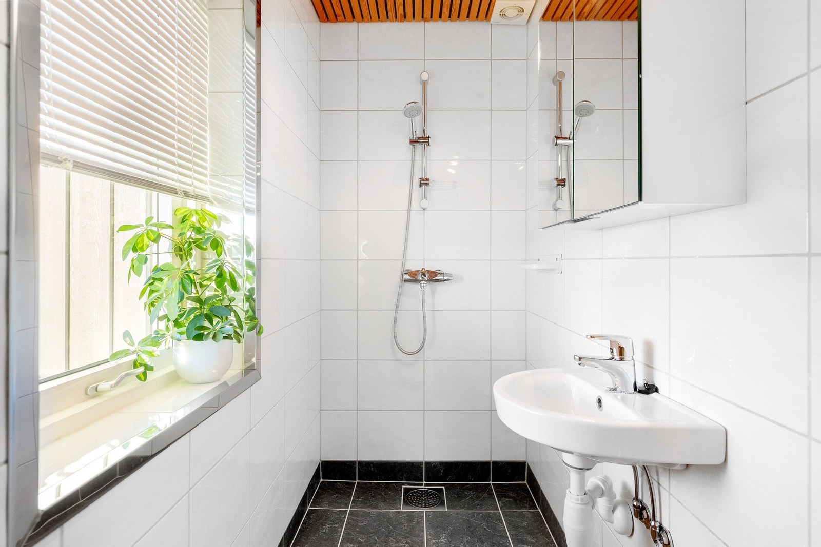 Bad i direkte tilknytning til hovedsoverommet. Badet ble pusset opp ca. i 2005. Galleribilde