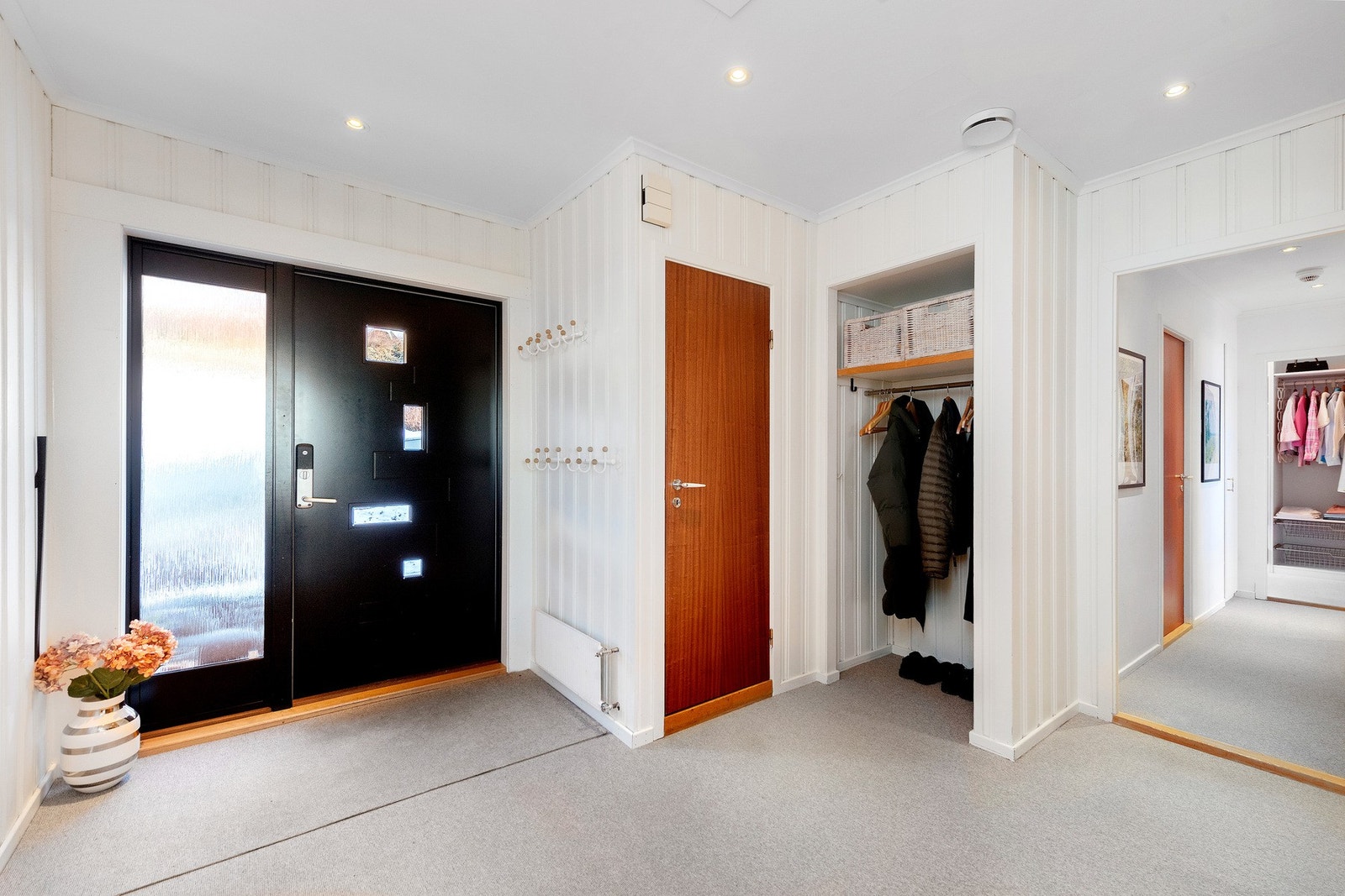 Romslig inngangsparti/hall. Galleribilde