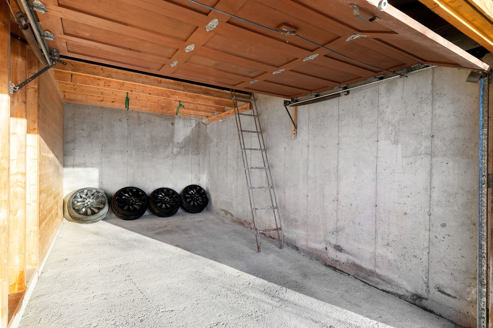 Denne garasjen ligger i rekke i enden av gaten. Garasjen har også svært romslig hems. Denne garasjen kan medfølge etter nærmere avtale med selger, men er i utgangspunktet ikke en del av salget. Les mer om dette i salgsoppgaven. Galleribilde