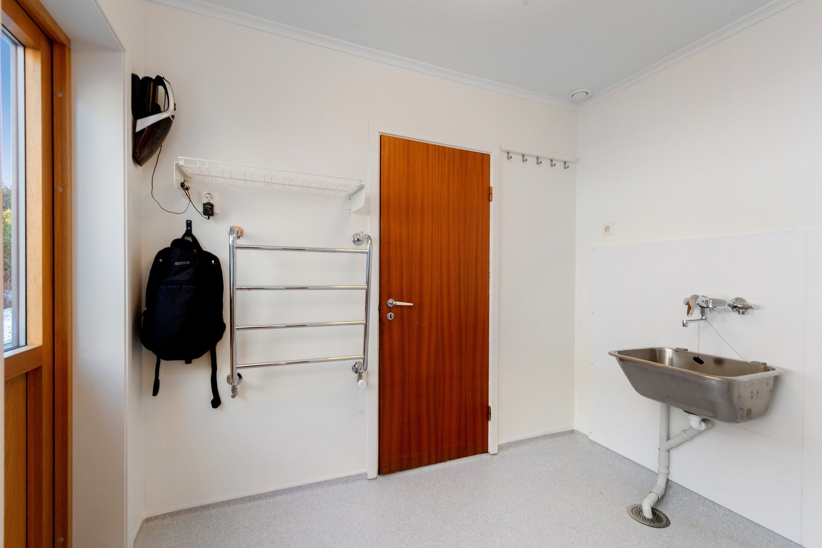 Vaskerom med egen inngang ved kjøkkenet. Galleribilde