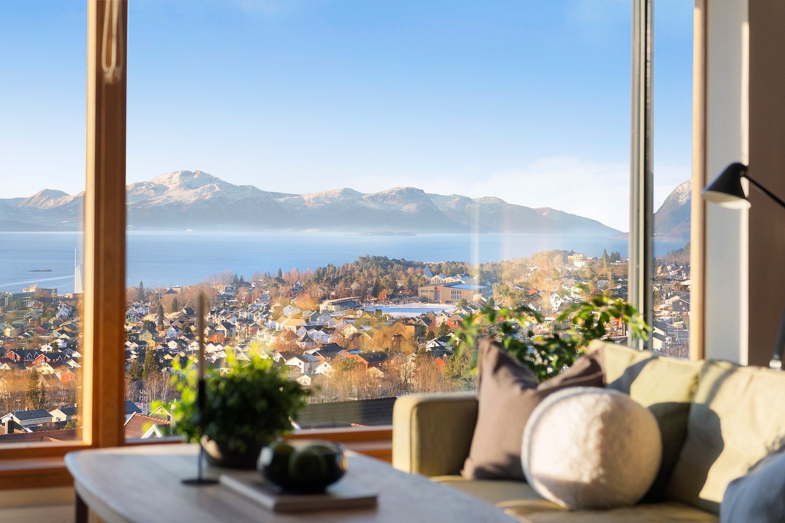 Eiendommen har en helt fantastisk utsikt, både inne... Galleribilde