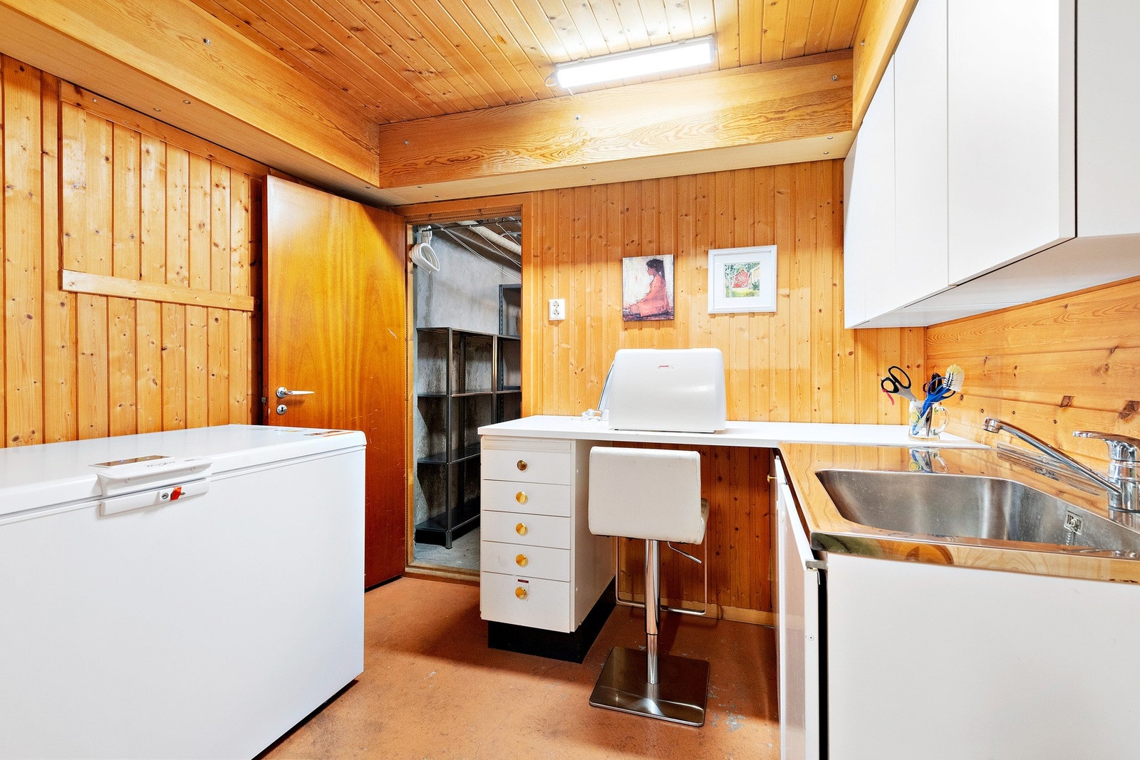 Grovkjøkken i underetasjen Galleribilde