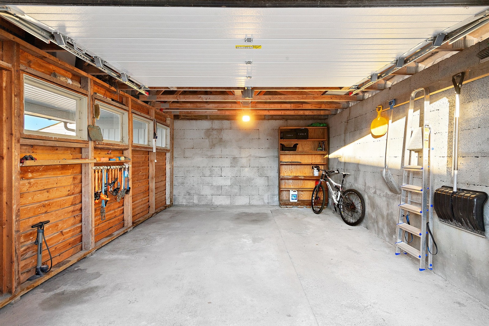 Garasje i tilknytning til boligen. Galleribilde