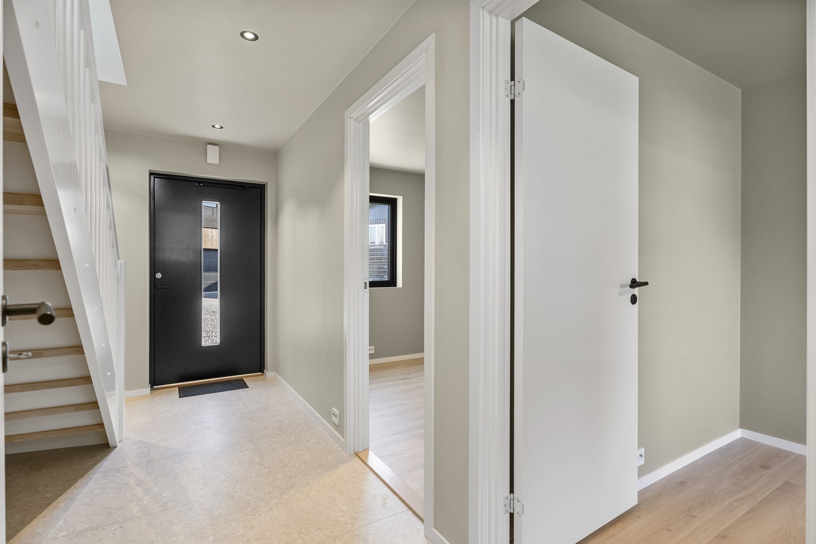 I underetasjen er det 2 soverom, bad/vaskerom og gang Galleribilde