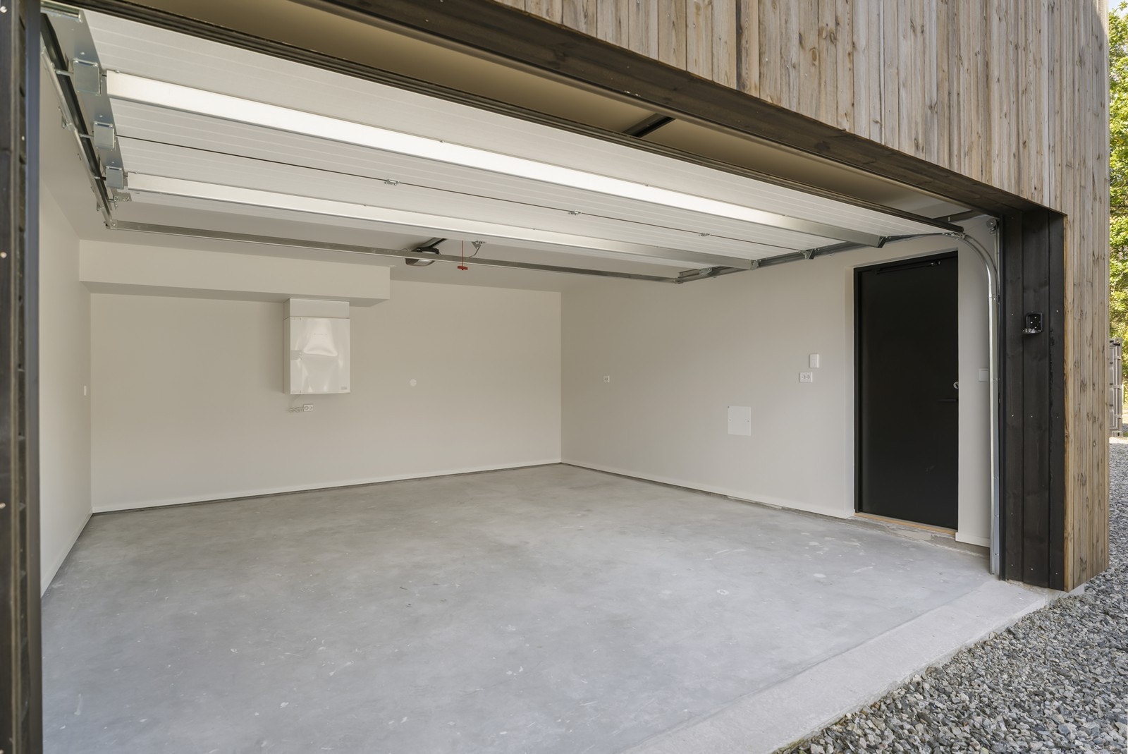 Dobbel garasje med elektrisk portåpner Galleribilde