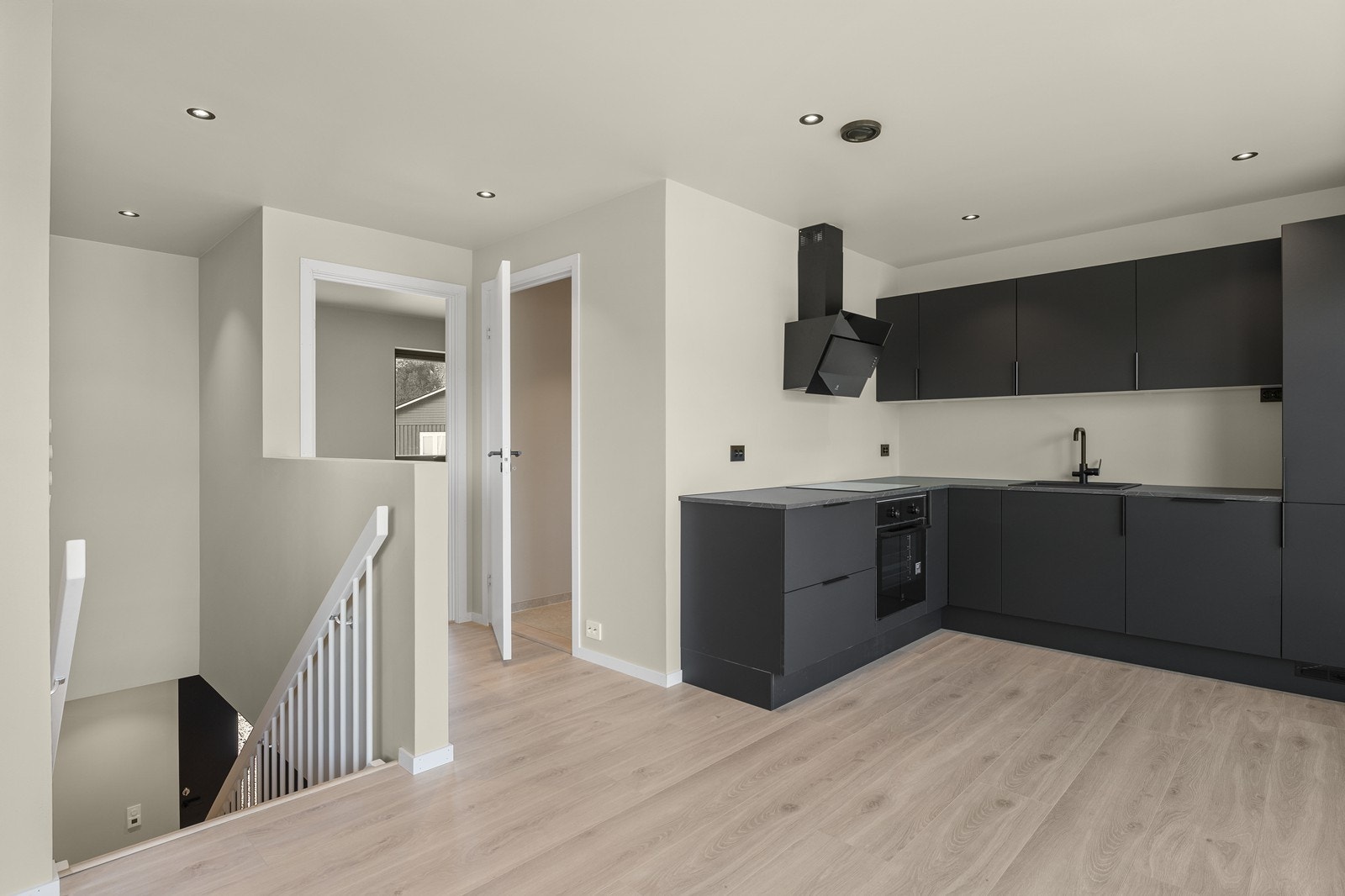 Pent kjøkken fra AUBO - Hvitevarer fra Electrolux medfølger. Galleribilde