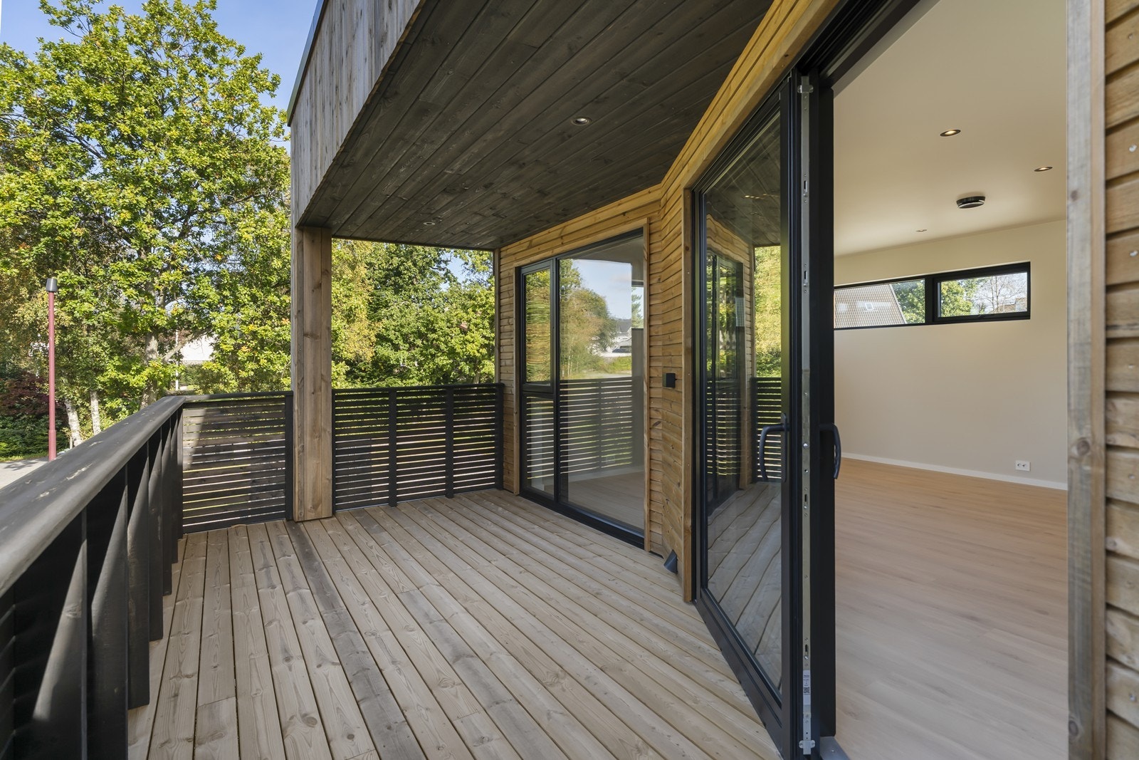 Praktisk overbygd terrasse med gode solforhold Galleribilde