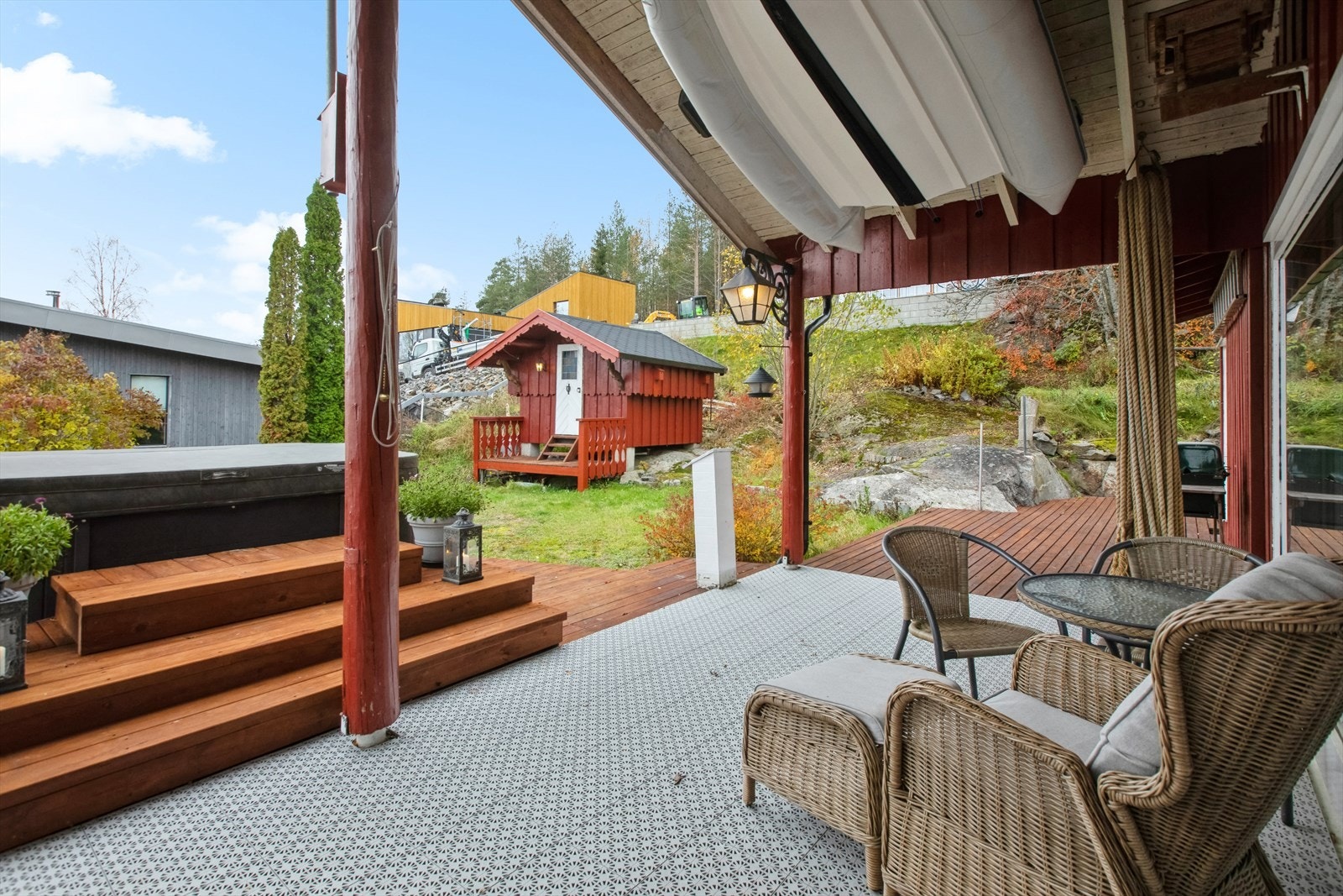 I hagen er det oppført et isolert uthus som vil egne seg godt for oppbevaring. Galleribilde