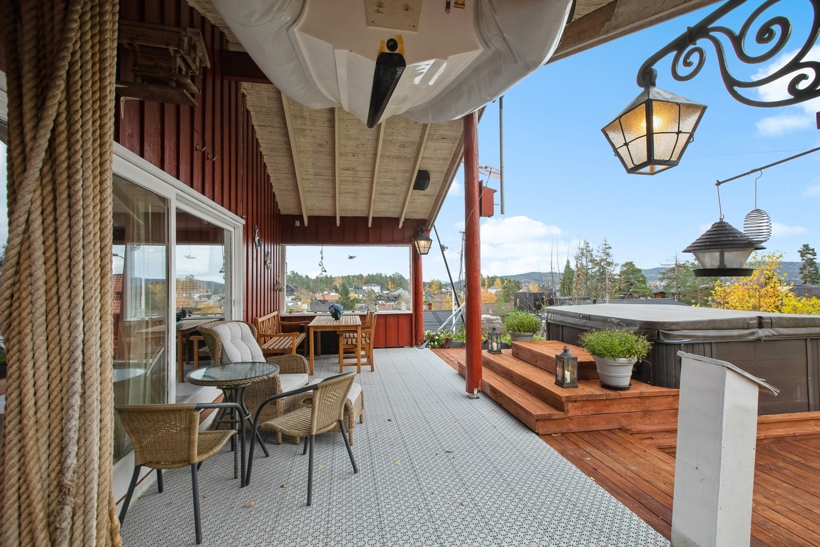 Terrassen er delvis overbygd, og vil gi en lun atmosfære når solen har gått ned. Galleribilde