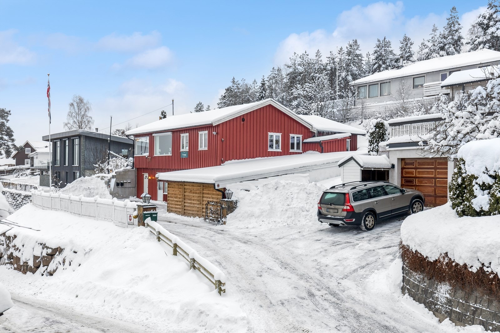 Eiendommen har rikelig med parkeringsplasser på egen tomt. Galleribilde