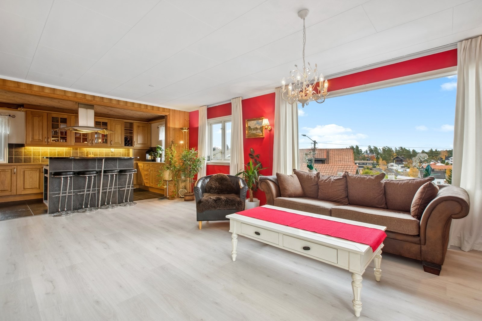 Kjøkkenet ligger i en åpen løsning med stuen, i egen sone. Galleribilde