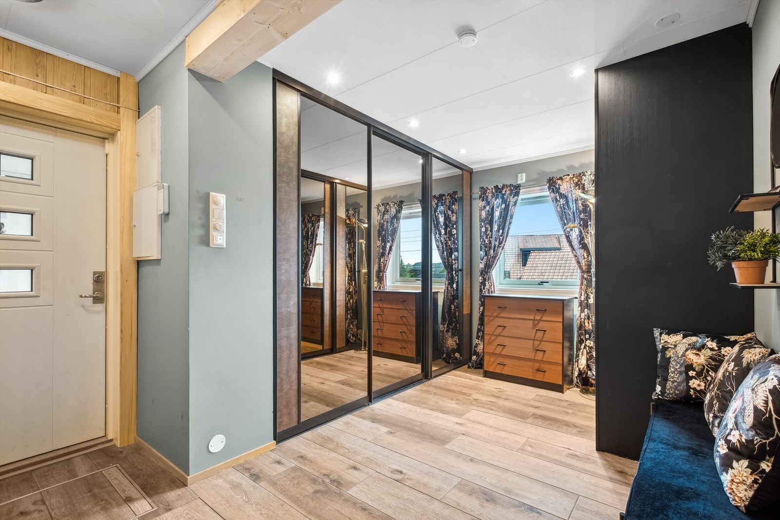 Velkommen inn! Innenfor døren blir du møtt av en romslig entre som har skyvedørsgarderobe for å enkelt rydde bort yttertøy. Galleribilde