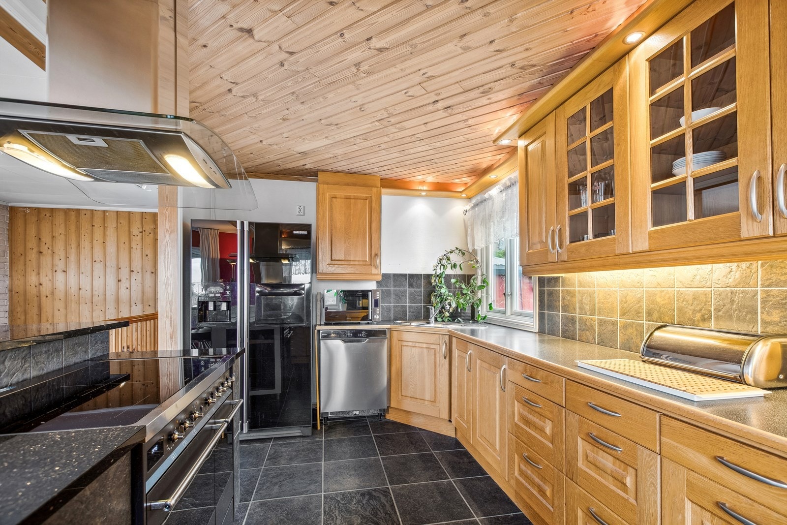 Videre har kjøkkenet avsatt plass til komfyr, kjøle-/fryseskap og underbygget oppvaskmaskin. Galleribilde