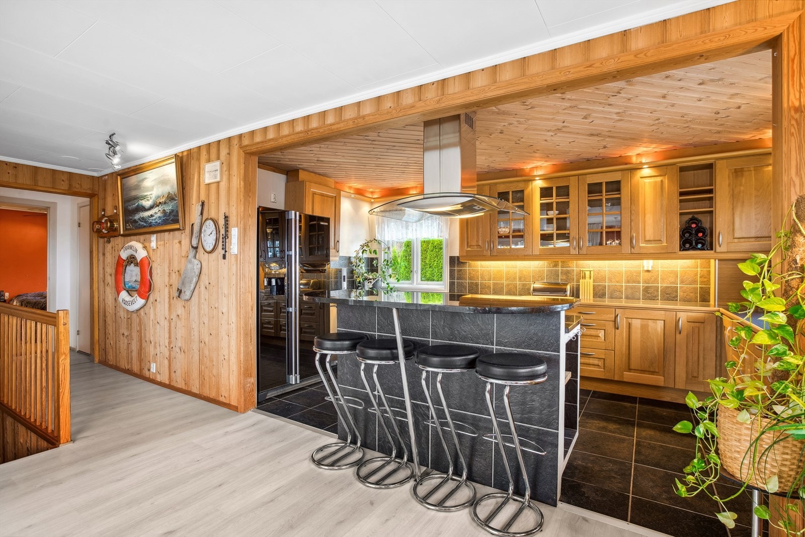 Innredningen er designet i en hesteskoform som gir en god arbeidsflyt, i tillegg er det kjøkkenøy med barløsning. Galleribilde