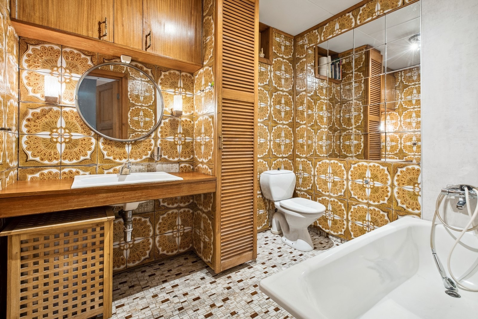 Boligen har to baderom, samt et uinnredet bad i 1.etasje. Dette er badet i underetasjen. Galleribilde