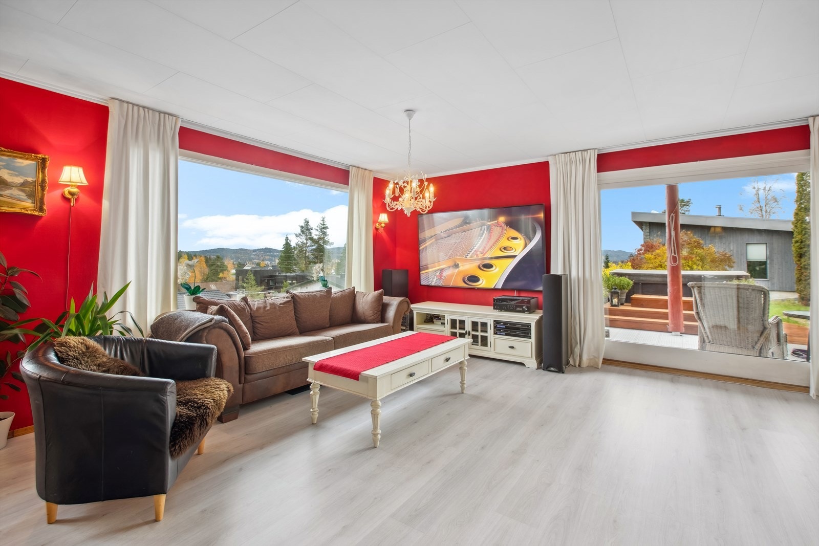 Store vindusflater gir godt med dagslys og gir en ekstra god romfølelse. Galleribilde