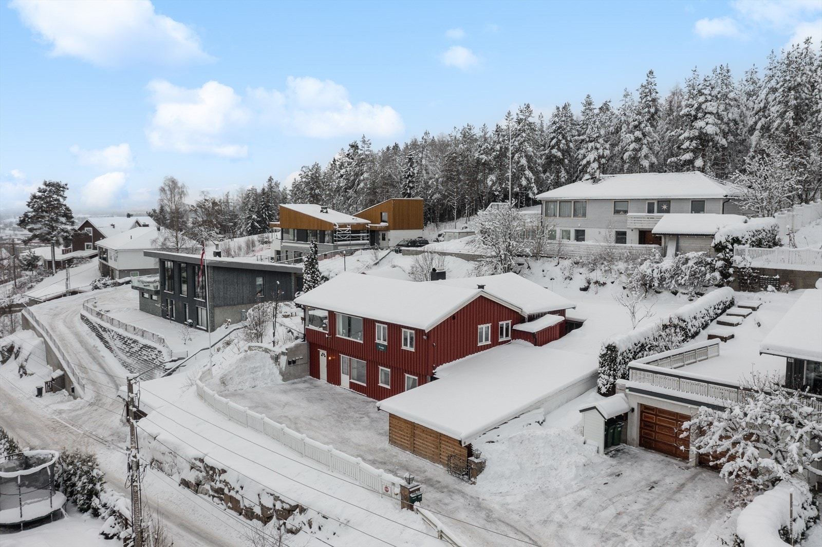 Velkommen til Gimleveien 38, en innholdsrik enebolig med en meget attraktiv og barnevennlig beliggenhet på Fjellhamar i Lørenskog kommune! Galleribilde