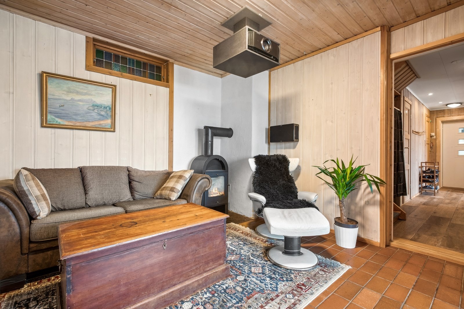 Det er intern adkomst mellom hoveddel og det som i dag er innredet til utleie, samt at det er egen inngang. Galleribilde