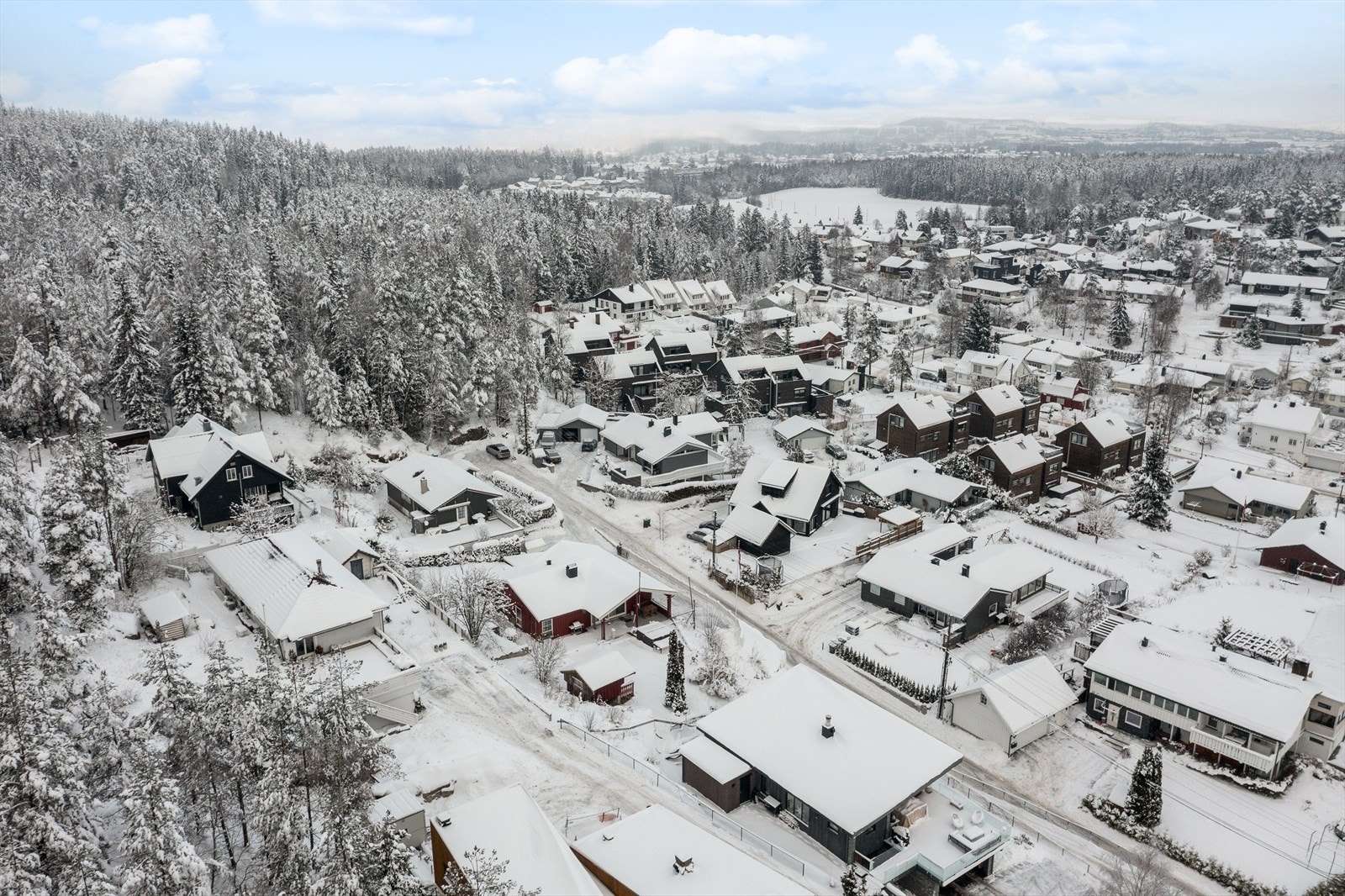 Eiendommen ligger i blindvei med lite gjennomgangstrafikk. Galleribilde