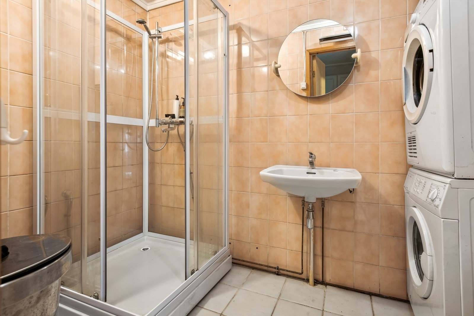 Badet har adkomst fra kjøkkenet. Rommet er av eldre dato og det må påregnes oppussing for å oppnå dagens krav til standard Galleribilde