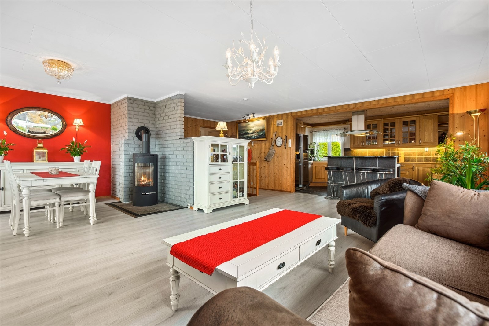 I rommet er det tilkoblet ildsted. Galleribilde