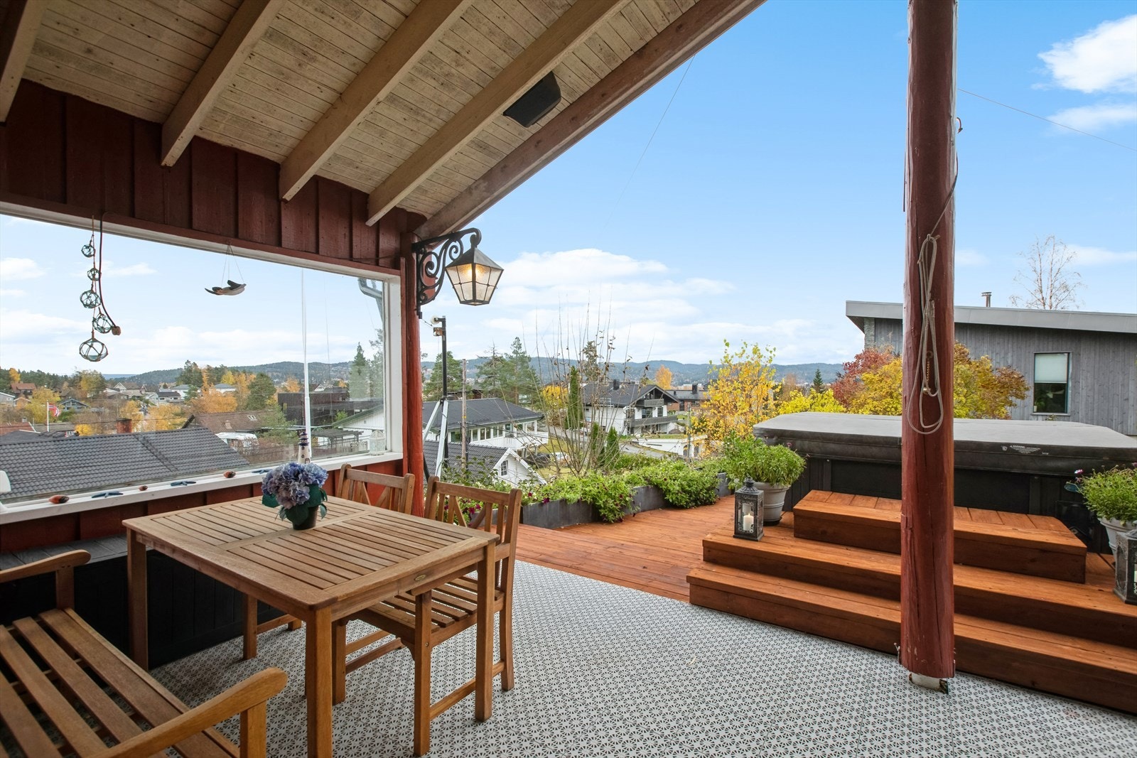 Terrassen er sørvendt og det er god utsikt over næromgivelsene. Galleribilde