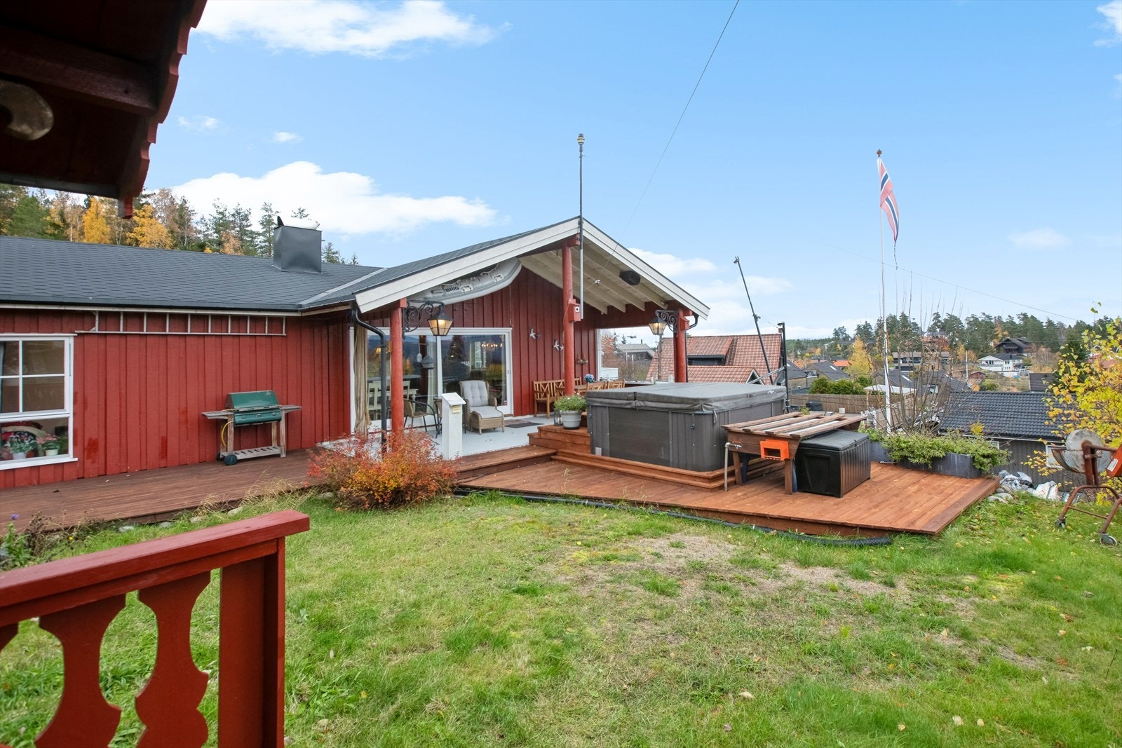 Sommerdager nytes i hagen der det er en stor terrasse på ca. 75 kvm. Galleribilde