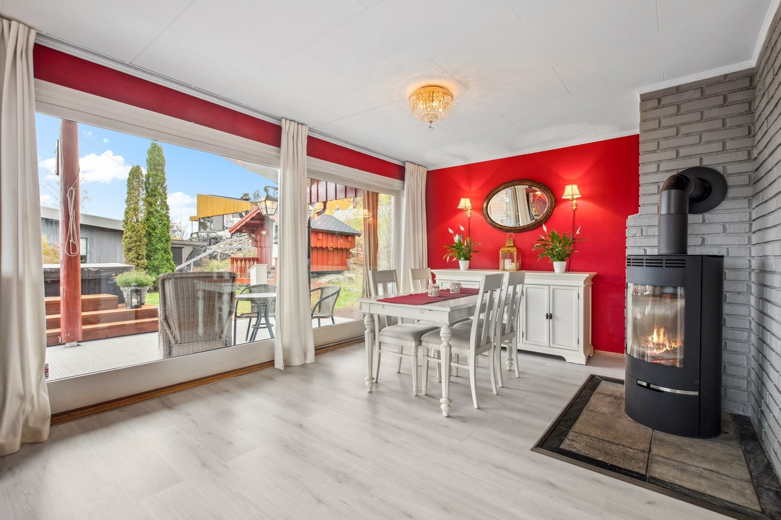 Via skyvedør er det utgang til terrassen. Galleribilde