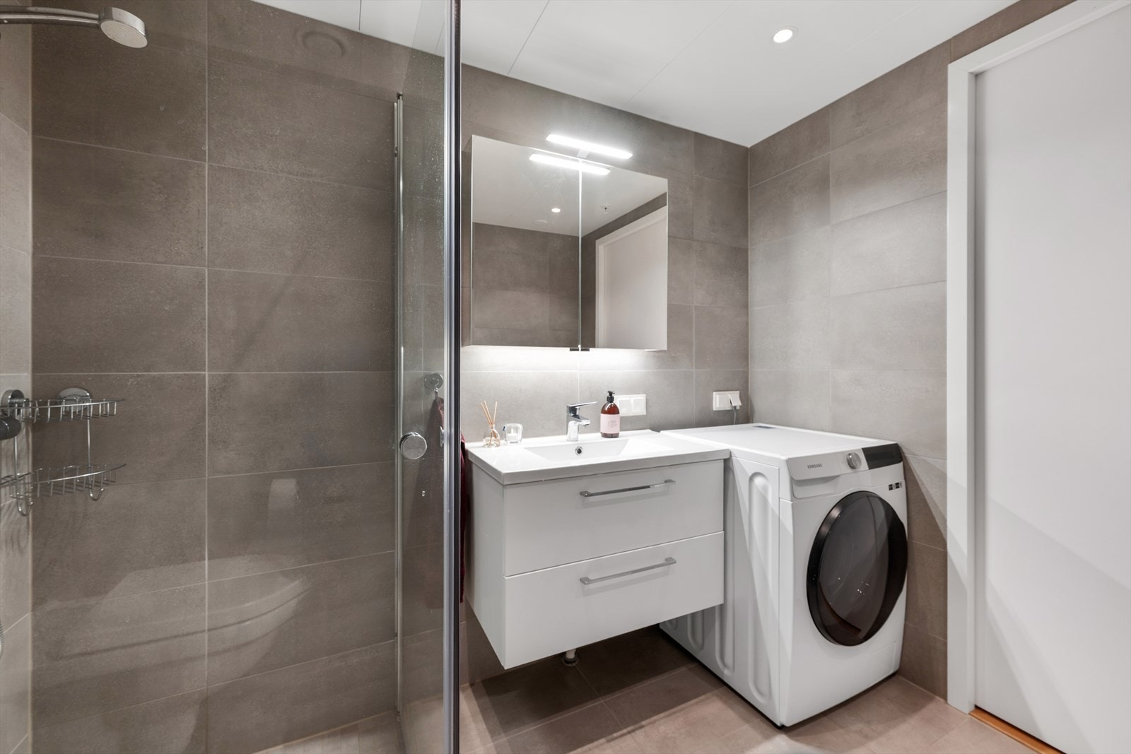 Det er gulv med varmekabler. Malte plater på innvendig tak og balansert ventilasjon. Galleribilde