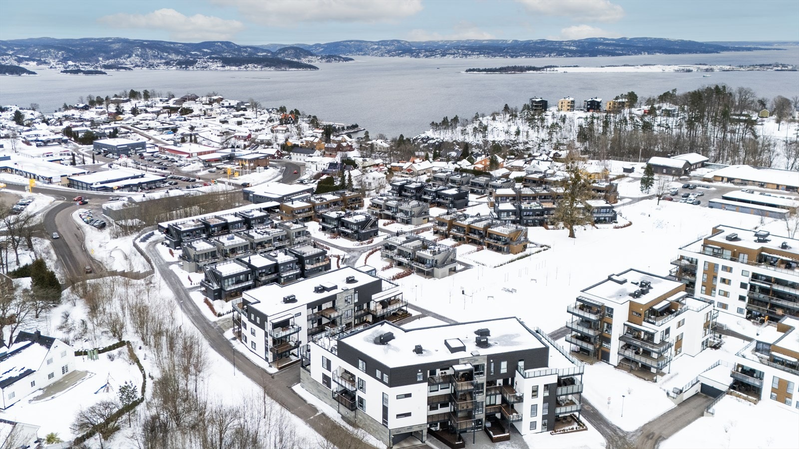 Leiligheten har en fantastisk beliggenhet i det veletablerte og attraktive boligområdet Mistelpark, som ligger sentralt på platået over Holmestrand ved Eikelund. Galleribilde