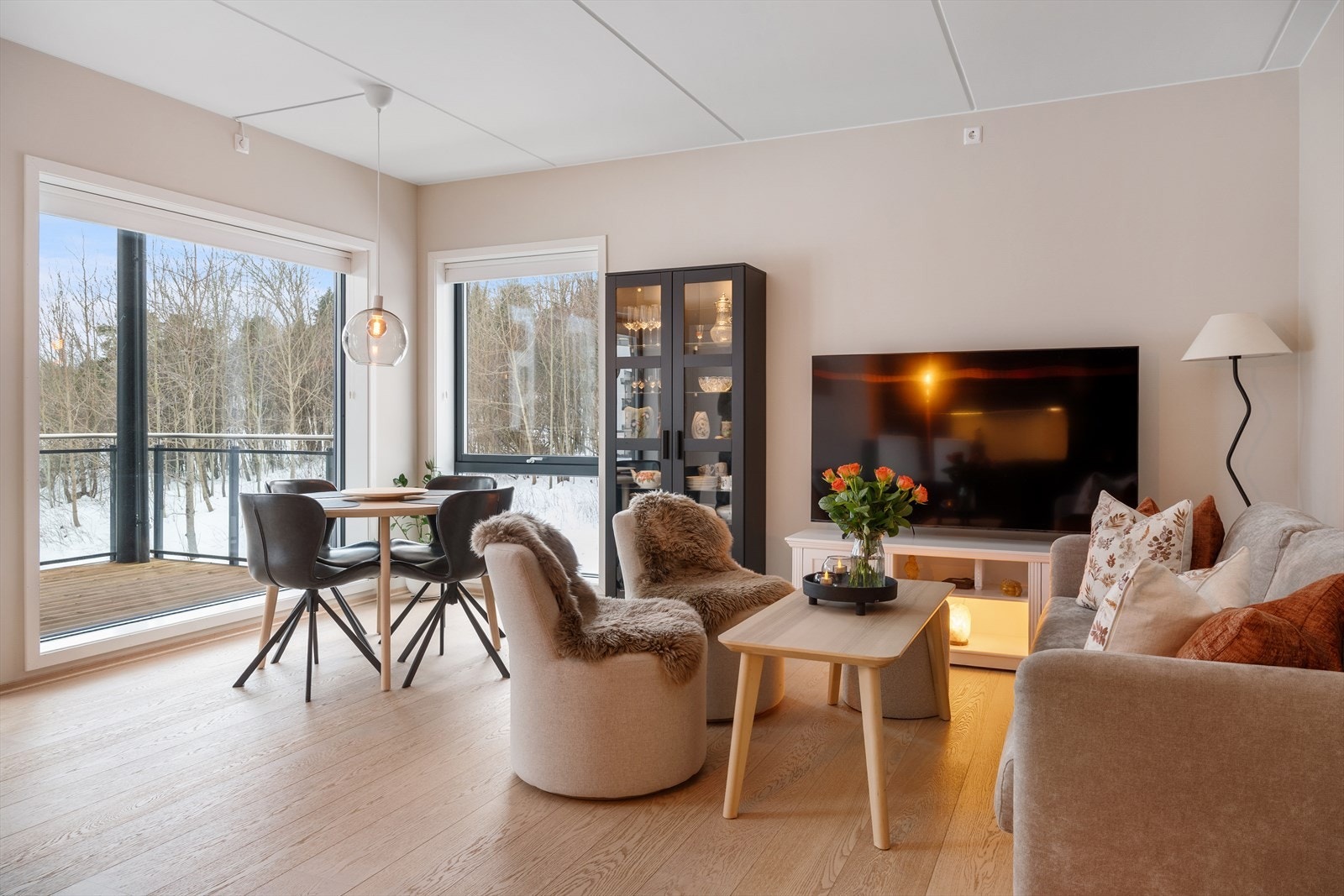 Leiligheten har en koselig stue med god plass til både sofa og spisestue Galleribilde