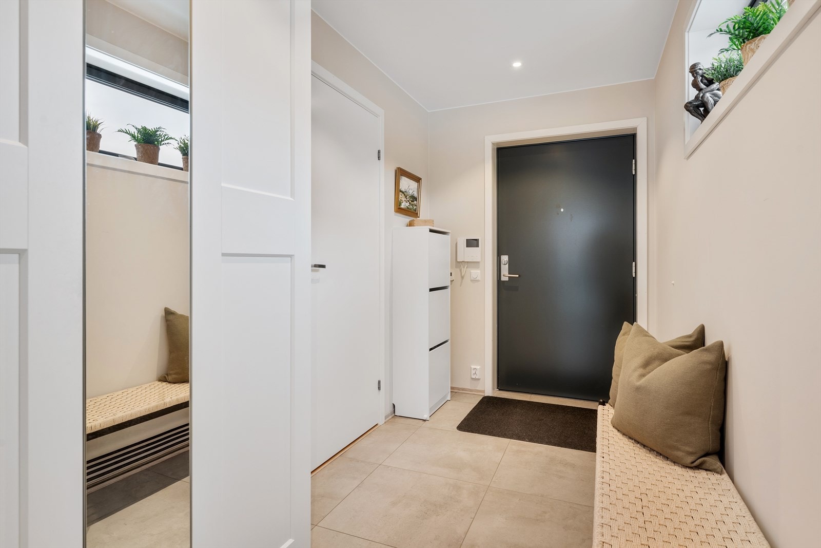 Garderobeskap i gangen medfølger. Skoskap kan også medfølge Galleribilde