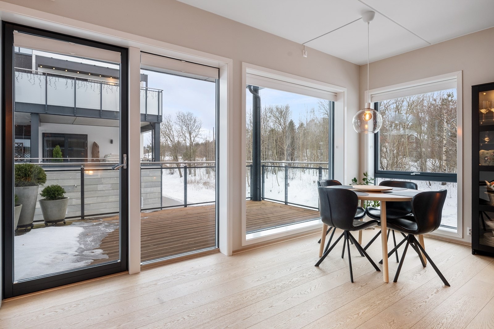 Fra stuen er det utgang til overbygget balkong Galleribilde