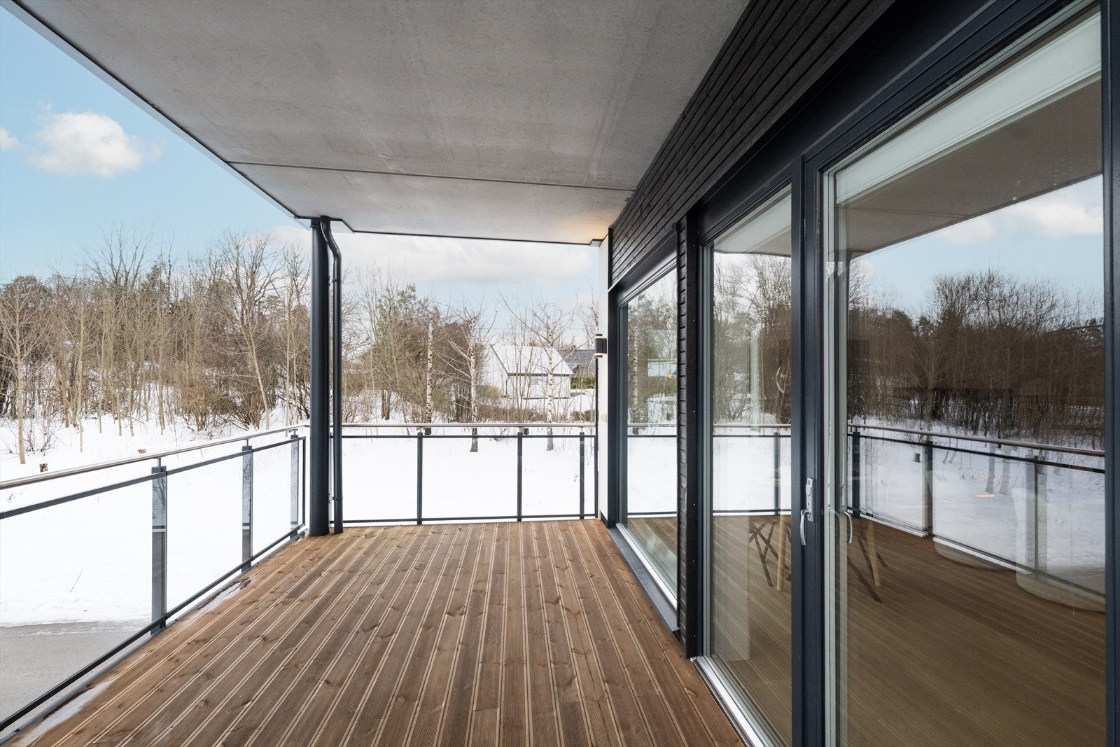 Solrik og flott uteplass med god plass til utemøbler Galleribilde