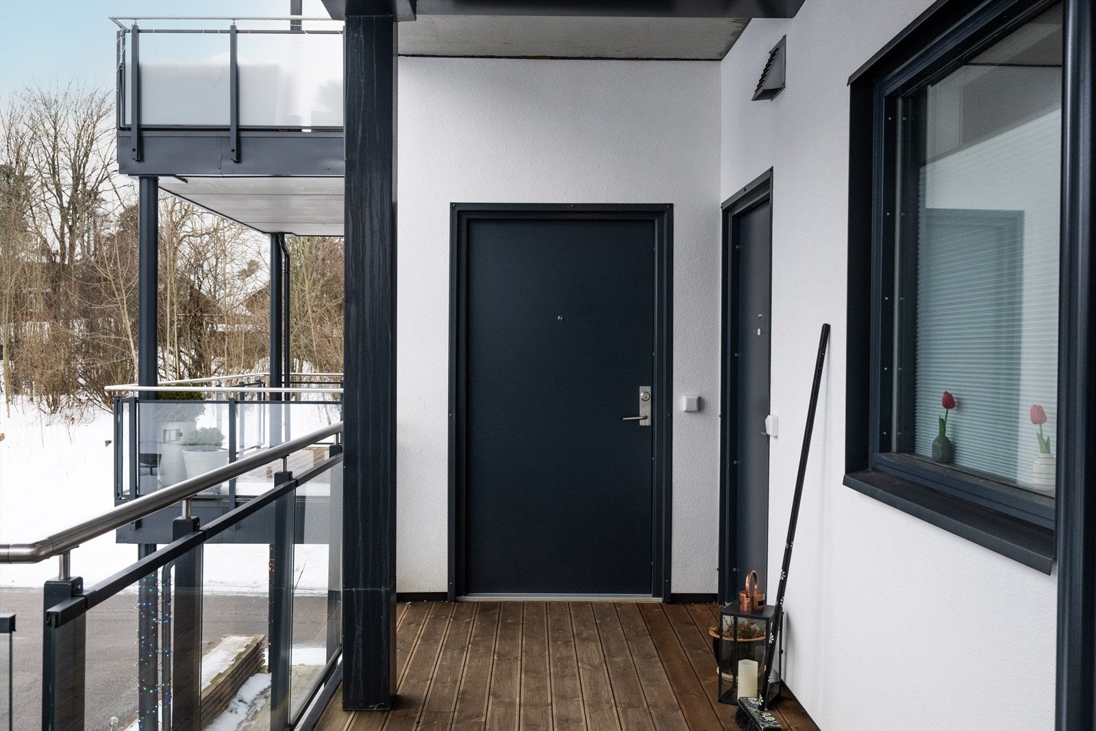 Svalgangen fra inngangsdøren er overbygget Galleribilde