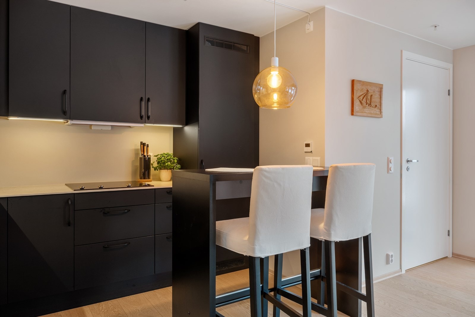 Koselig spiseplass på kjøkkenet med barløsning. Galleribilde