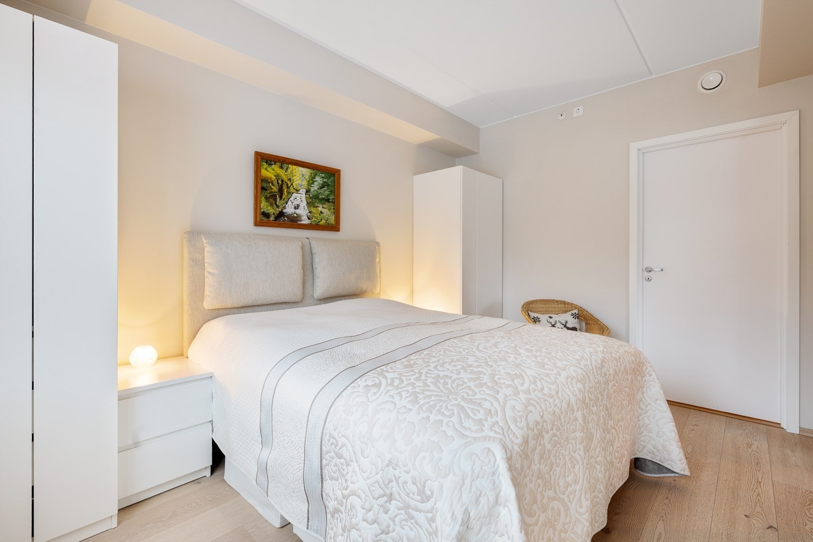 Romslig soverom med inngang til praktisk bod Galleribilde