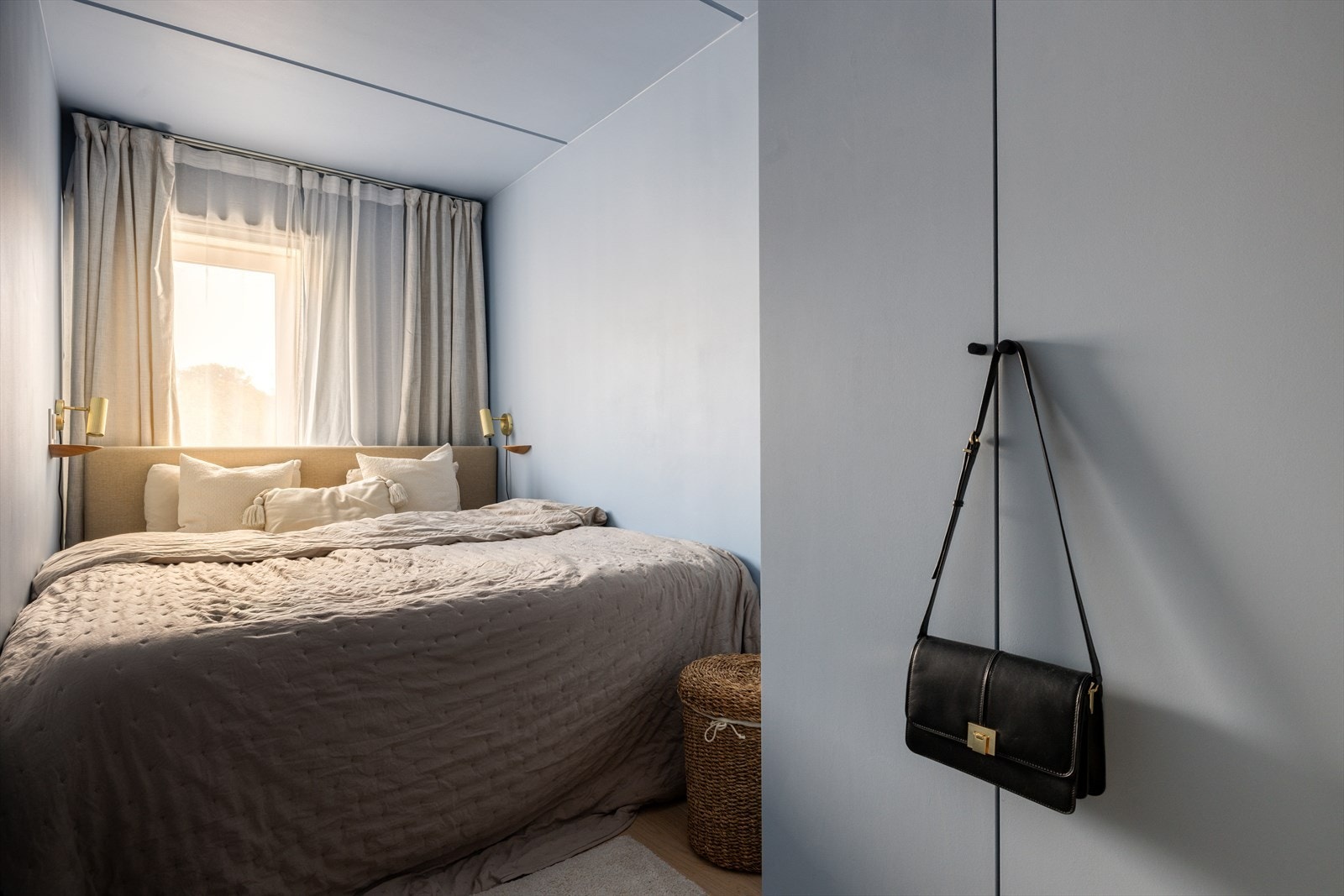 To av soverommene ligger i motsatt ende av leiligheten noe som er veldig praktisk hvis for eksempel en vil ha besøk, mens noen andre vil trekke seg litt tilbake. Galleribilde