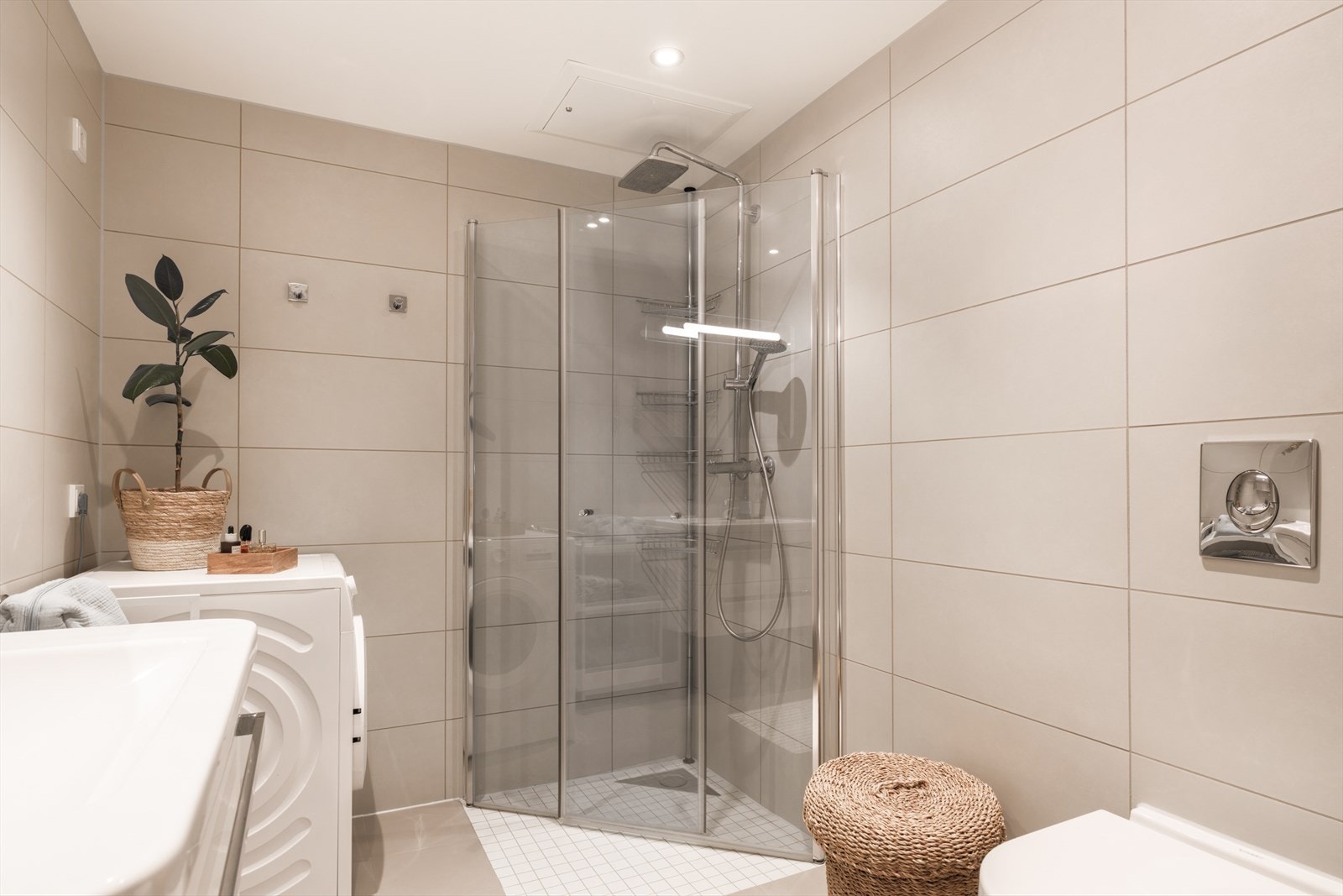 Det ble satt inn nye, innfellbare dusjdører i 2024. Galleribilde