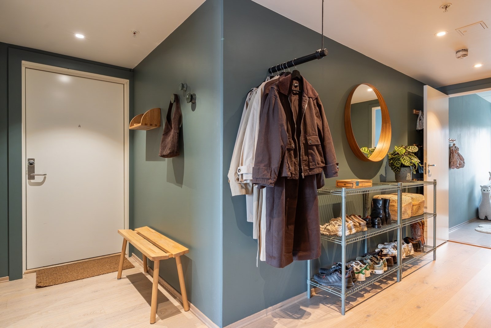 Innbydende inngangsparti. Det er heisadkomst til leiligheten og ned til garasjekjeller. Galleribilde