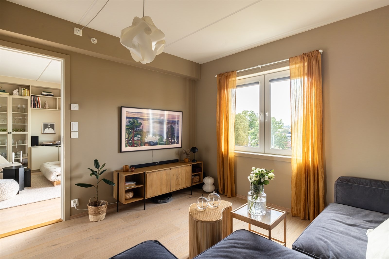 Leiligheten har en god planløsning med stort og sosialt oppholdsrom, i tillegg til dette rommet som kan fungere som en forlengelse av stuen, gjesterom eller soverom. Galleribilde