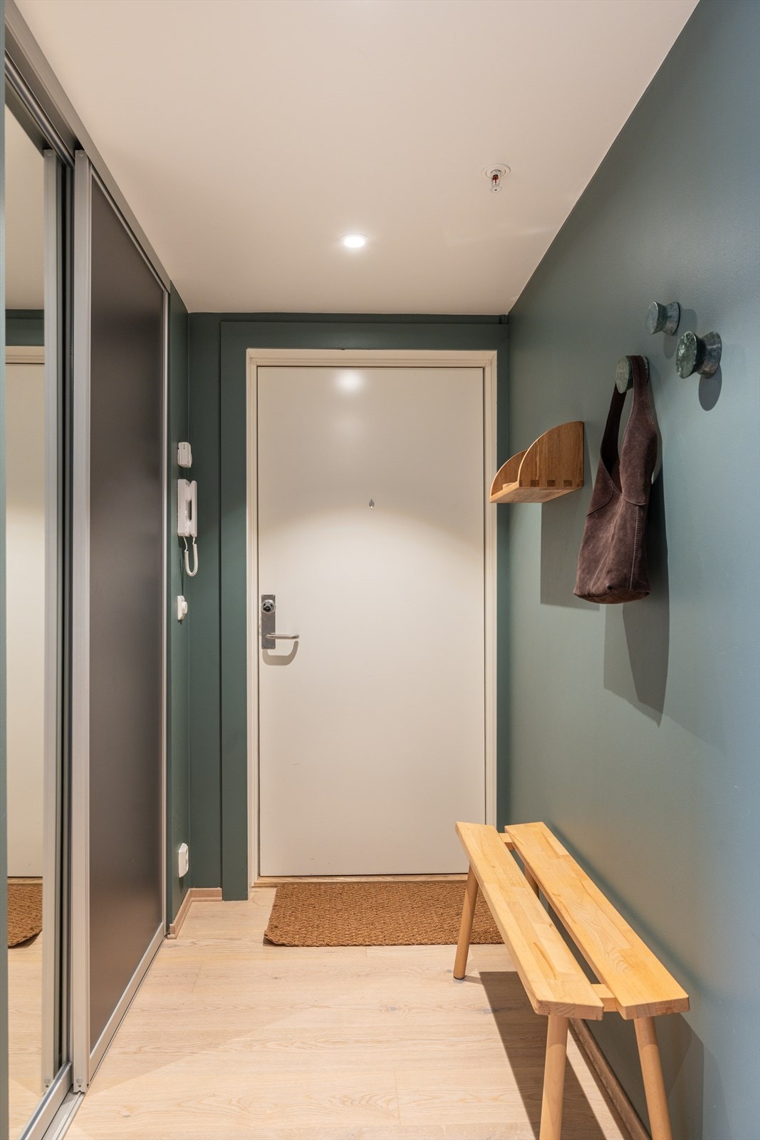 Ved inngangsdøren har man en romslig skyvedørsgarderobe. I tillegg disponerer leiligheten to kjellerboder. Galleribilde