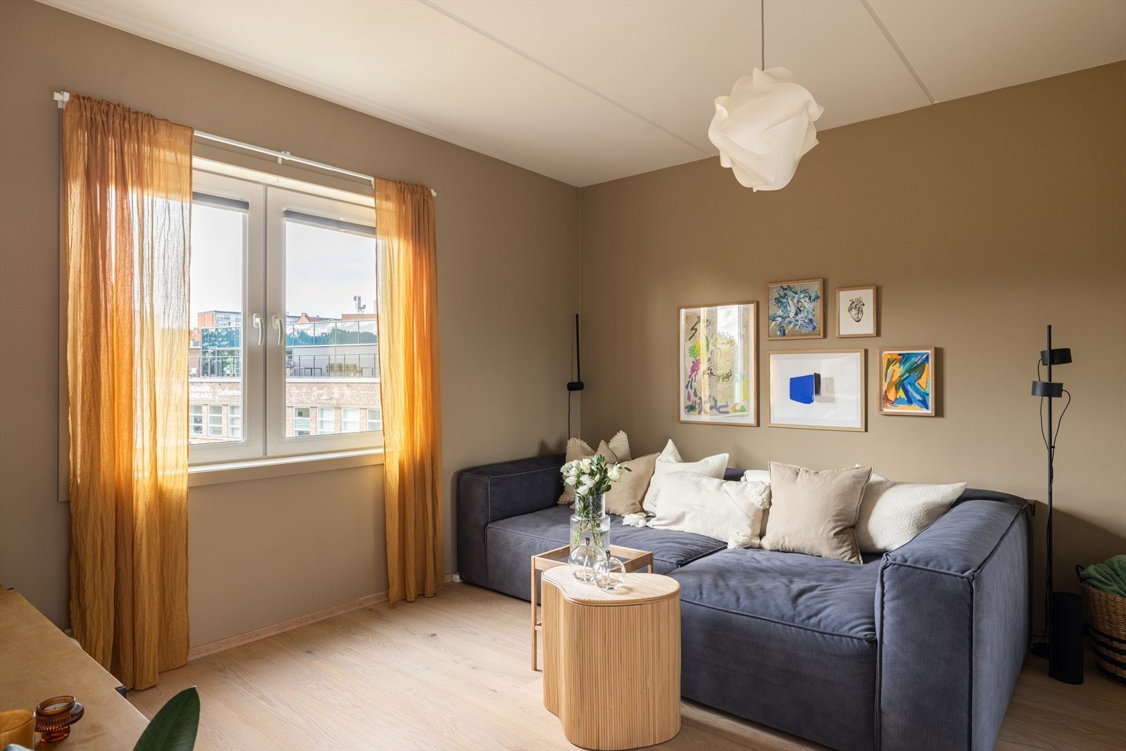 Leilighetens hovedsoverommet er nå innredet som en ekstra TV-stue. Galleribilde