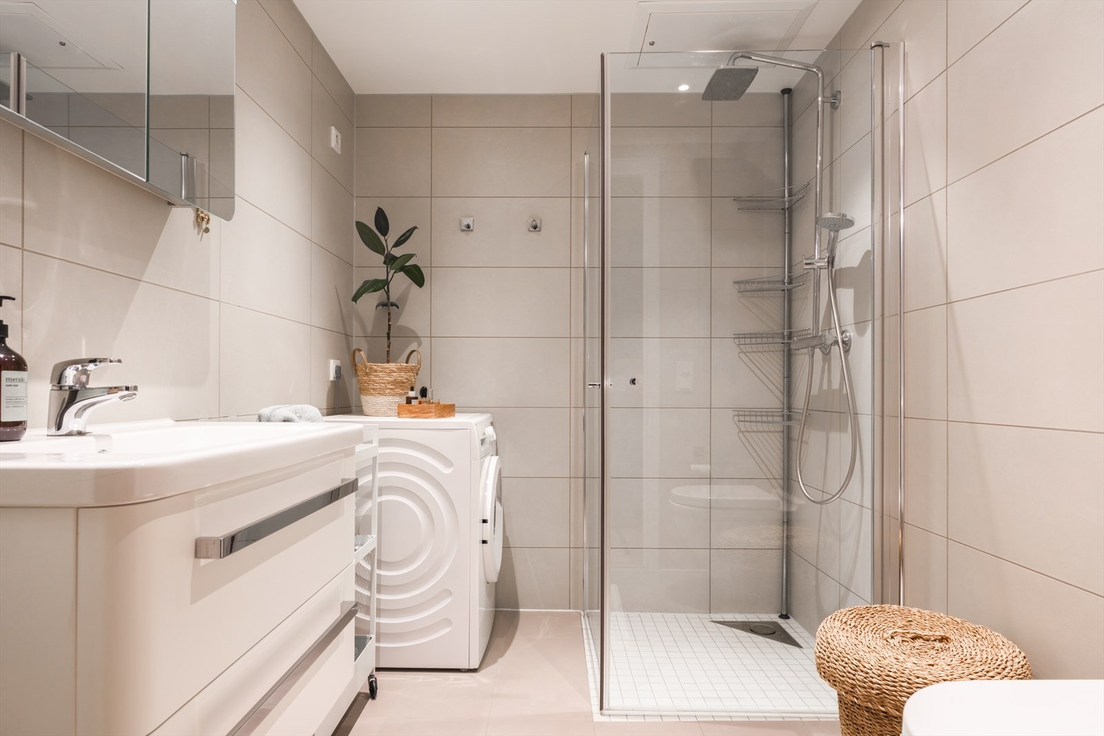 Delikat og meget romslig baderom fra 2018. Galleribilde